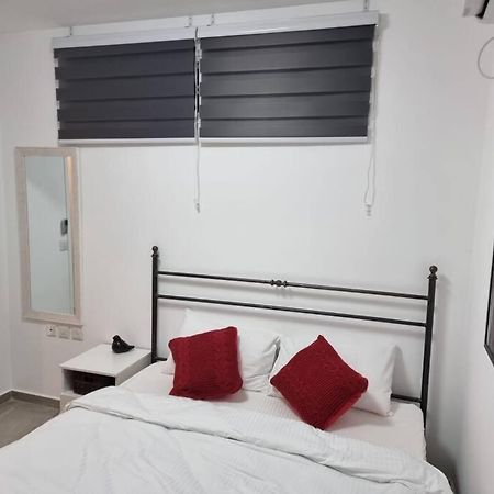 דירת זוּגַג מפנקת עם מרפסת משגעת ונוף למפרץ. Apartment Eilat Exterior foto