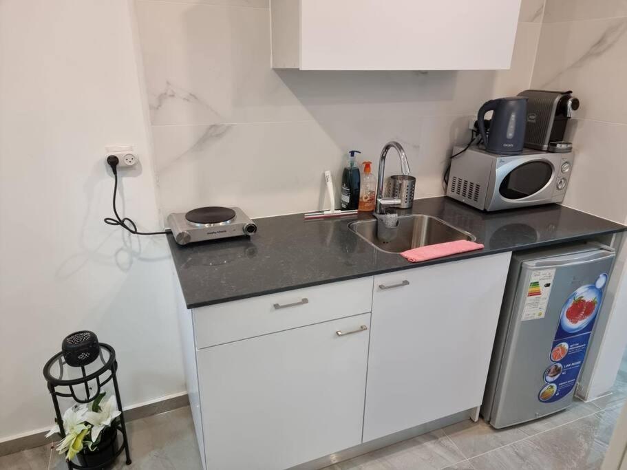 דירת זוּגַג מפנקת עם מרפסת משגעת ונוף למפרץ. Apartment Eilat Exterior foto