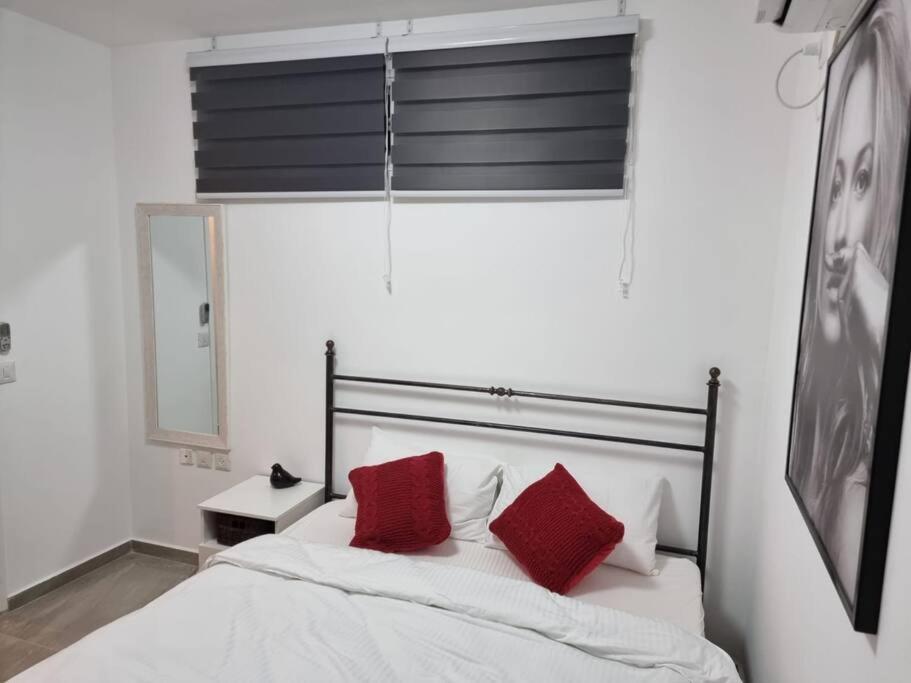 דירת זוּגַג מפנקת עם מרפסת משגעת ונוף למפרץ. Apartment Eilat Exterior foto