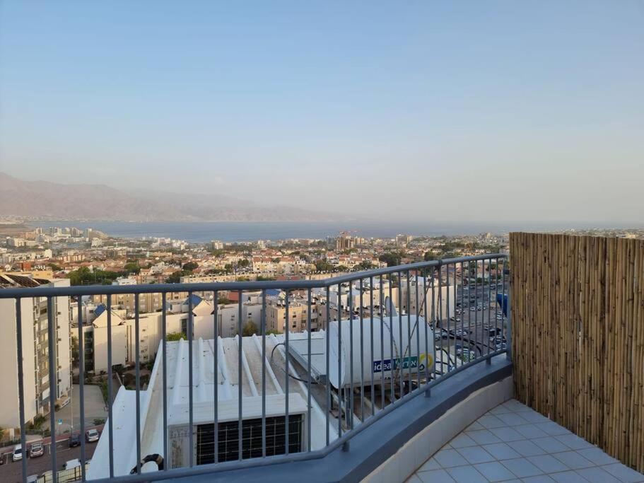 דירת זוּגַג מפנקת עם מרפסת משגעת ונוף למפרץ. Apartment Eilat Exterior foto