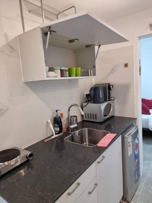 דירת זוּגַג מפנקת עם מרפסת משגעת ונוף למפרץ. Apartment Eilat Exterior foto
